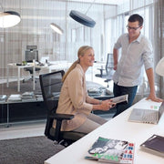 Moderne bureaustoel Interstuhl in open kantoorruimte, kantoormeubilair, werkplek design