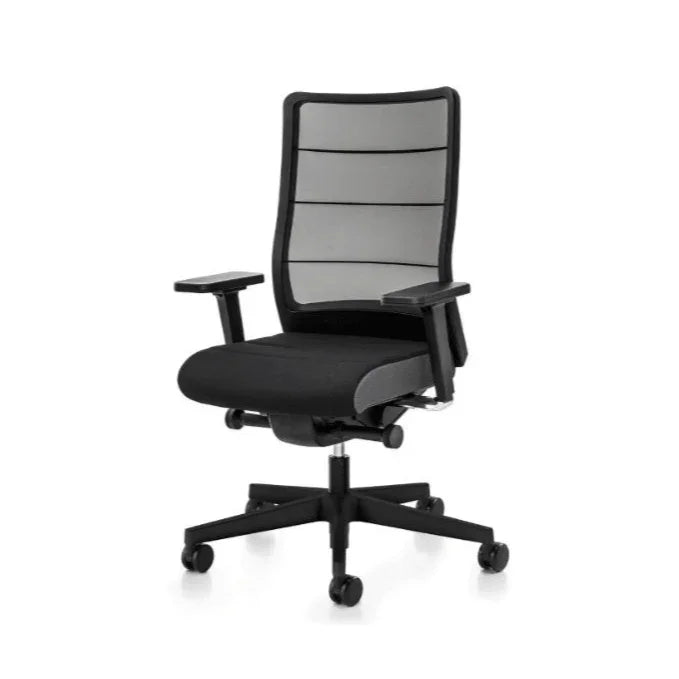 Zwarte en grijze ergonomische bureaustoel Interstuhl op wielen, modern kantoormeubilair