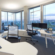 Moderne bureaustoel Interstuhl in glazen kantoor met design kantoormeubilair en stadsuitzicht