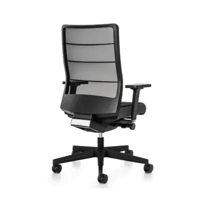 Zwarte Interstuhl 3C44 bureaustoel met mesh rugleuning, ergonomisch design kantoormeubilair