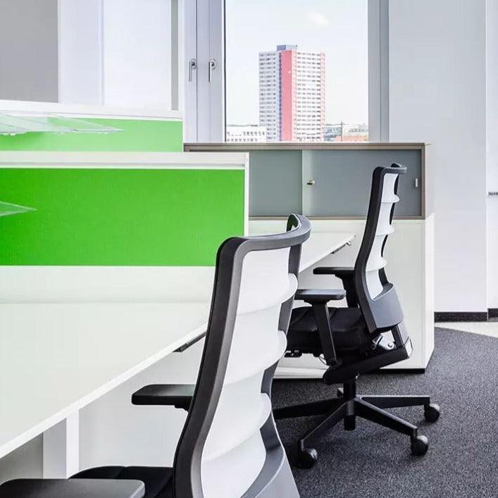 Moderne bureaustoelen Interstuhl 3C44 in licht kantoor, design kantoormeubels, groen accent