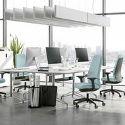 Moderne open kantoorruimte met lichtblauwe Interstuhl Everyis1 bureaustoelen en bureaus