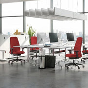 Moderne kantoorruimte met rode bureaustoelen, bureaus en computers, Kantoormeubels.online