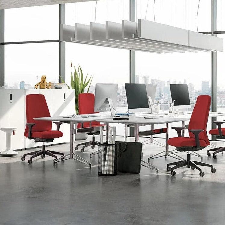 Moderne kantoorruimte met rode bureaustoelen, bureaus en computers, Kantoormeubels.online