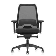 Zwarte ergonomische bureaustoel Interstuhl Everyis1 met netrug, verstelbare armleuningen