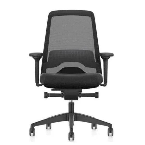 Zwarte ergonomische bureaustoel Interstuhl Everyis1 met netrug, verstelbare armleuningen