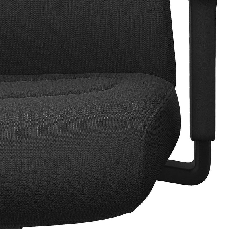 Detail van zwarte bureaustoel Interstuhl Everyis1, ergonomisch zitvlak en armleuning