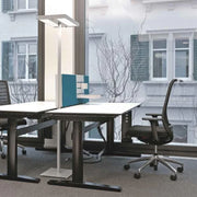 Moderne zwarte bureaustoel Interstuhl HERO 172H aan verstelbaar bureau in kantoorruimte