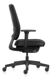 Zwarte Interstuhl Joyce JC1N1 bureaustoel met verstelbare armleuningen, modern design.