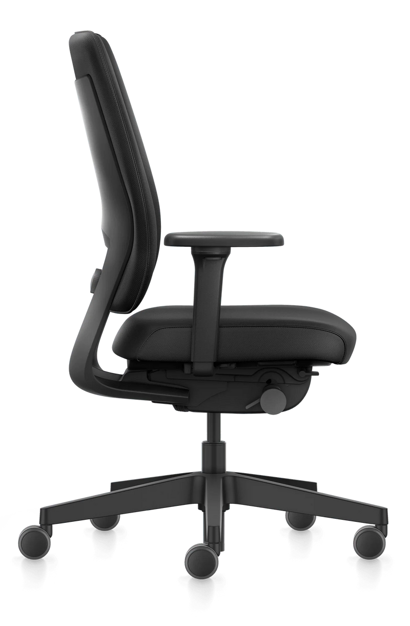 Zwarte Interstuhl Joyce JC1N1 bureaustoel met verstelbare armleuningen, modern design.