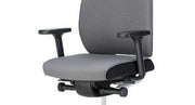 Grijze Interstuhl Joyce bureaustoel met verstelbare armleuningen, kantoormeubilair