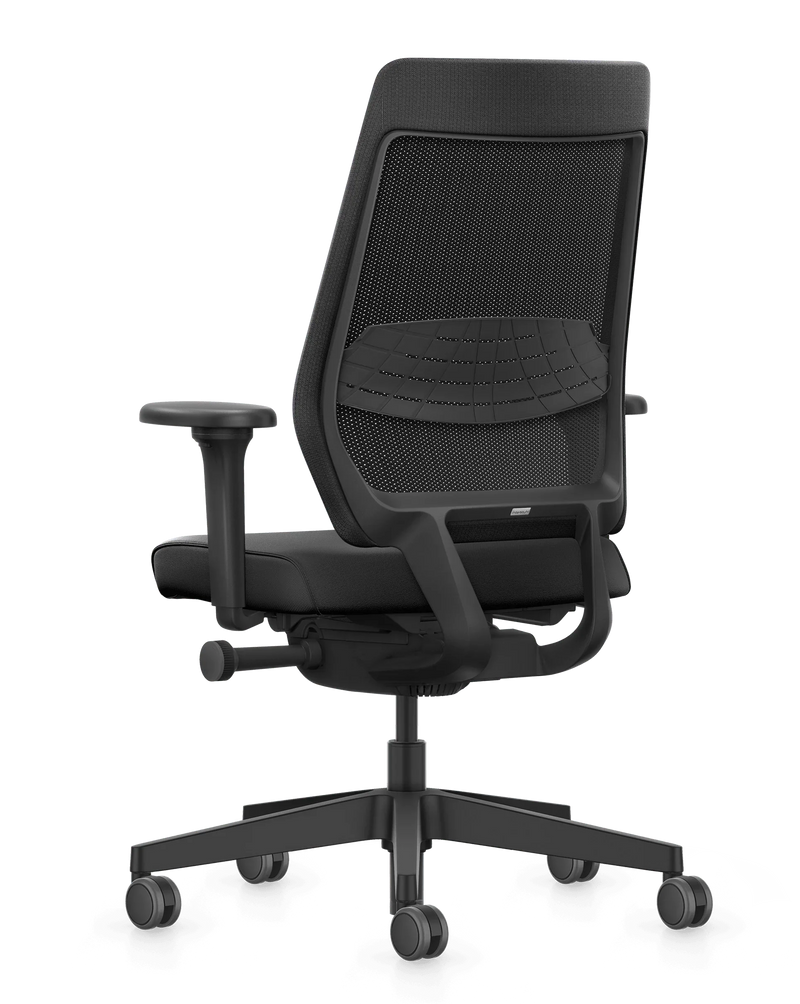 Zwarte ergonomische bureaustoel met netrug, verstelbare armleuningen en wielen, kantoormeubilair