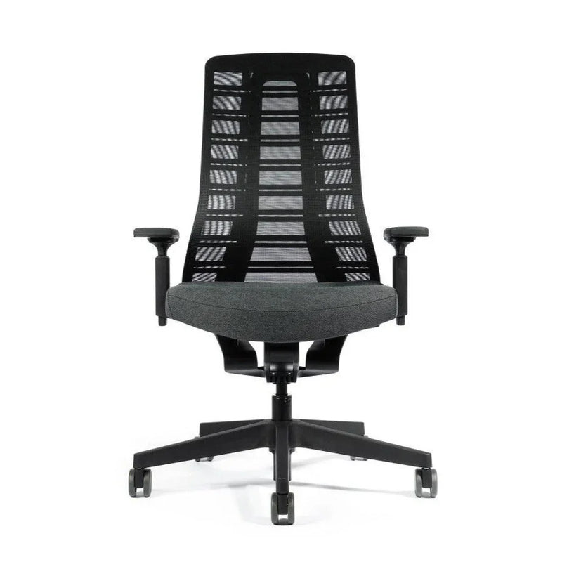 Zwarte ergonomische bureaustoel Interstuhl PURE PU213 met gaasrugleuning en verstelbare armleuningen