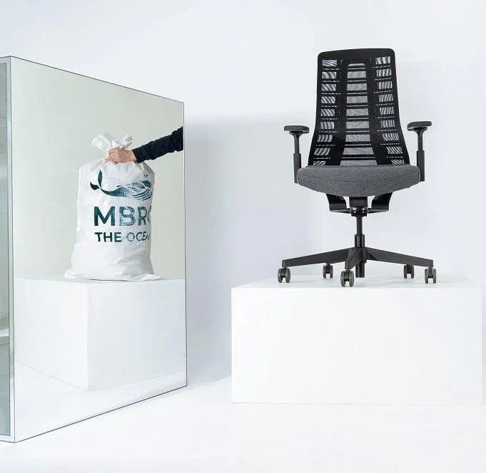 Design bureaustoel Interstuhl PU213 zwart met netrug, op witte sokkel, kantoormeubilair