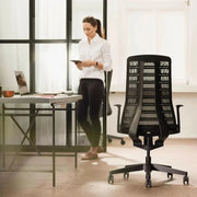 Zwarte Interstuhl bureaustoel in moderne kantoorruimte met werktafel en laptop, kantoormeubels.online