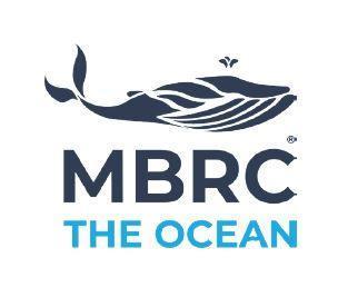 Logo van MBRC The Ocean met blauwe walvis illustratie, oceaanbescherming