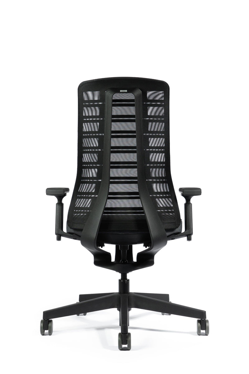 Zwarte ergonomische bureaustoel Interstuhl Pure met netrug en verstelbare armleuningen