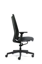 Zwarte ergonomische bureaustoel Interstuhl PURE PU213 met armleuningen op witte achtergrond