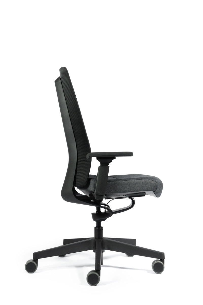 Zwarte ergonomische bureaustoel Interstuhl PURE PU213 met armleuningen op witte achtergrond