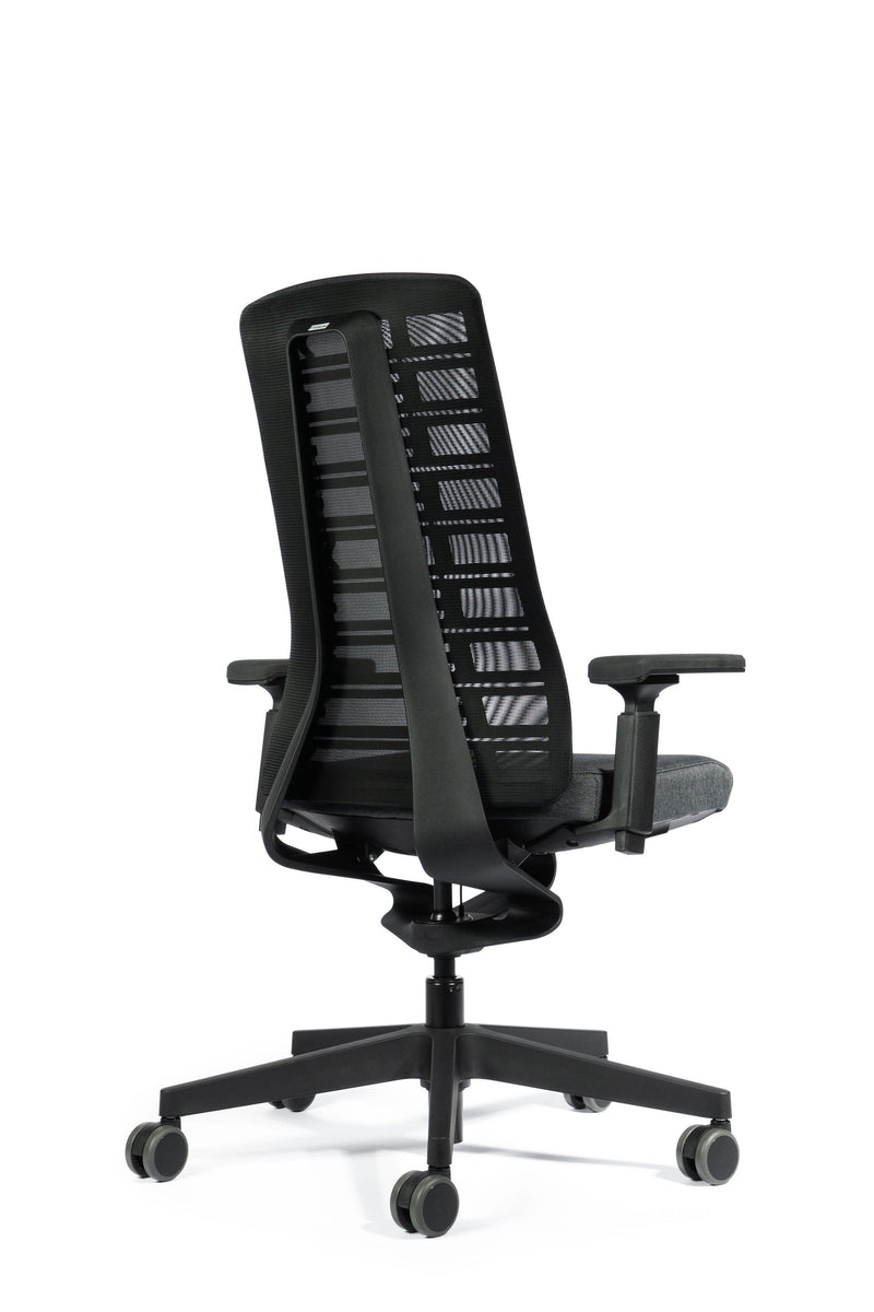 Ergonomische zwarte bureaustoel Interstuhl PURE PU213 met netrug, kantoormeubilair design.