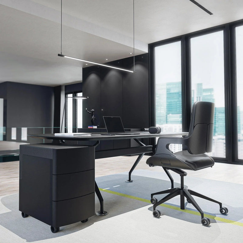 Zwarte premium bureaustoel in modern kantoor met groot bureau en skyline uitzicht