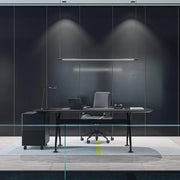 Moderne bureaustoel Interstuhl Silver black aan strak bureau, kantoormeubilair design