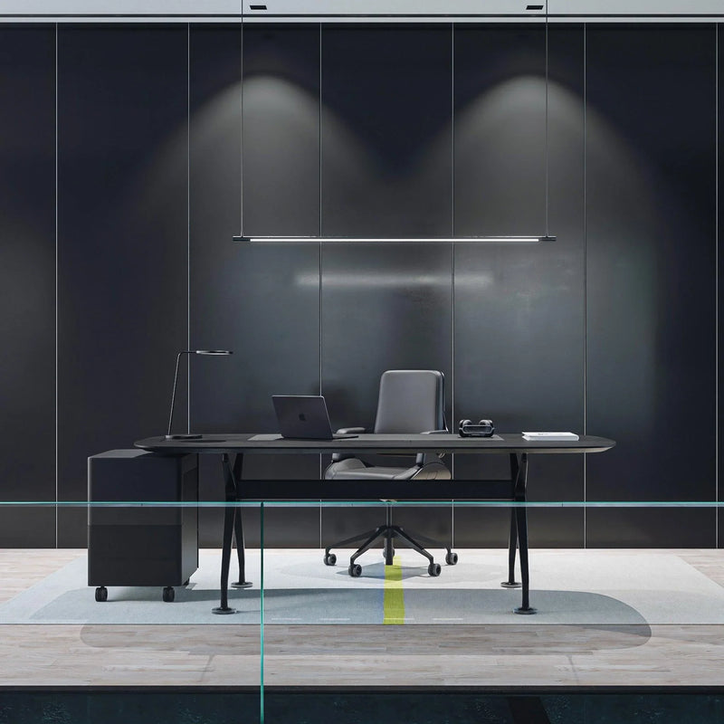 Moderne bureaustoel Interstuhl Silver black aan strak bureau, kantoormeubilair design