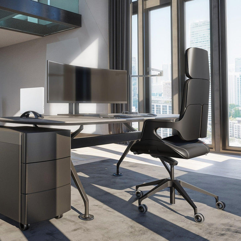 Design bureaustoel Interstuhl Silver SV002 Black Series bij modern bureau met panoramisch uitzicht.