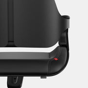 Detail van een zwarte Interstuhl bureaustoel Silver SV002, modern design kantoormeubilair.