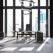 Luxe zwarte bureaustoel Interstuhl Silver, modern kantoor met groot raam, design kantoormeubilair