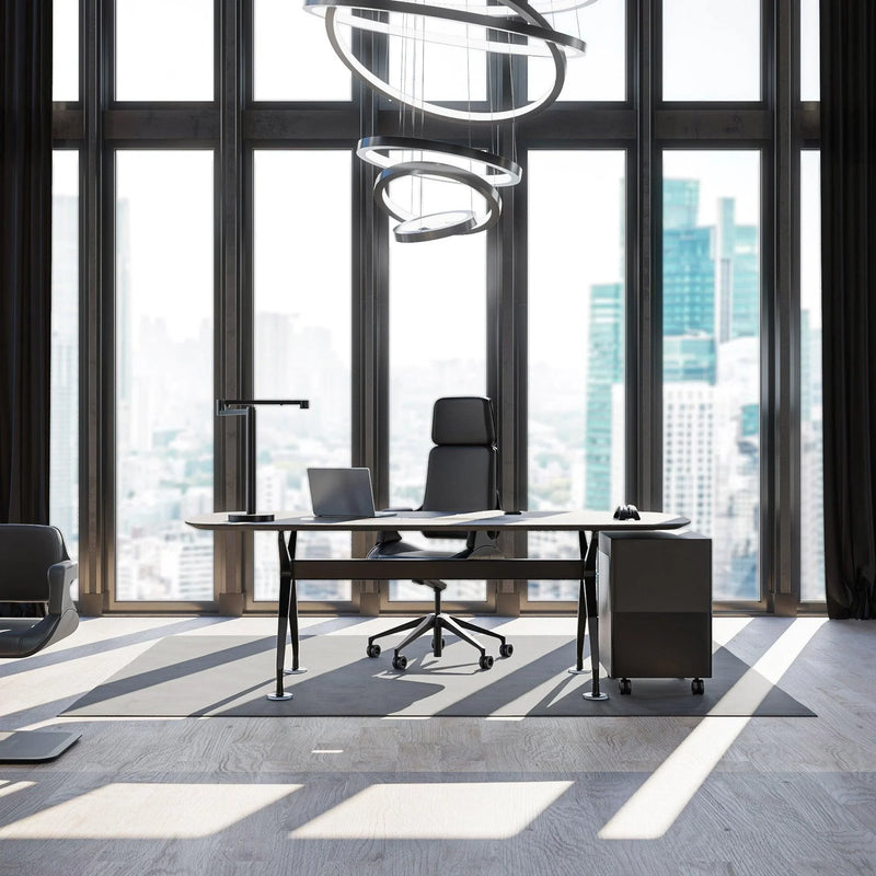 Luxe zwarte bureaustoel Interstuhl Silver, modern kantoor met groot raam, design kantoormeubilair