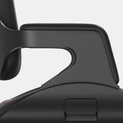 Detail van zwarte bureaustoel armleuning, modern design kantoormeubilair