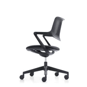 Zwarte design bureaustoel met wieltjes en geperforeerde rugleuning, kantoormeubilair