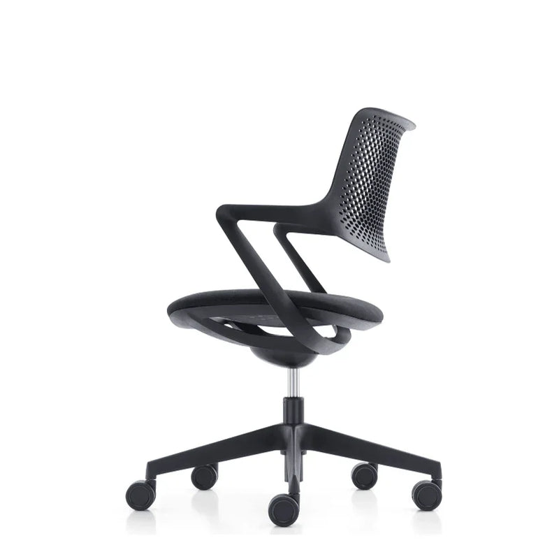 Zwarte design bureaustoel met wieltjes en geperforeerde rugleuning, kantoormeubilair