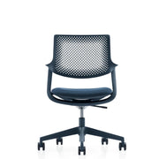 Moderne zwarte bureaustoel met mesh rugleuning en wieltjes, kantoormeubilair design