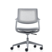 Moderne grijze bureaustoel met mesh rugleuning en wielen, kantoormeubilair design