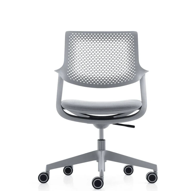 Moderne grijze bureaustoel met mesh rugleuning en wielen, kantoormeubilair design