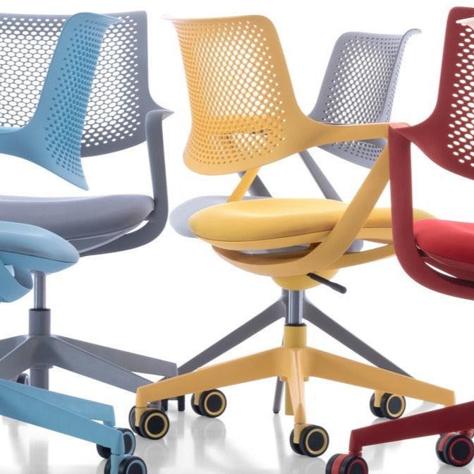 Moderne bureaustoelen in geel, blauw en rood met geperforeerde rugleuning, design kantoormeubels