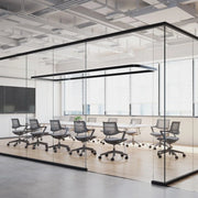 Moderne vergaderruimte met design bureaustoelen en glazen wanden, kantoormeubels online