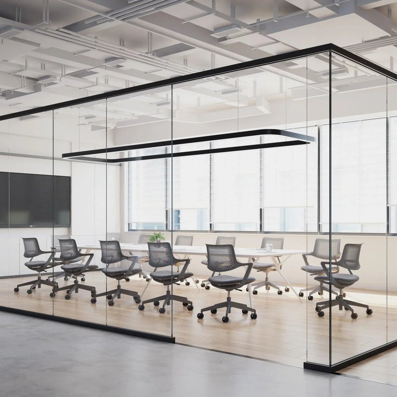 Moderne vergaderruimte met design bureaustoelen en glazen wanden, kantoormeubels online