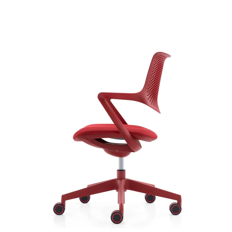 Rode design bureaustoel met geperforeerde rugleuning op wielen, modern kantoormeubilair