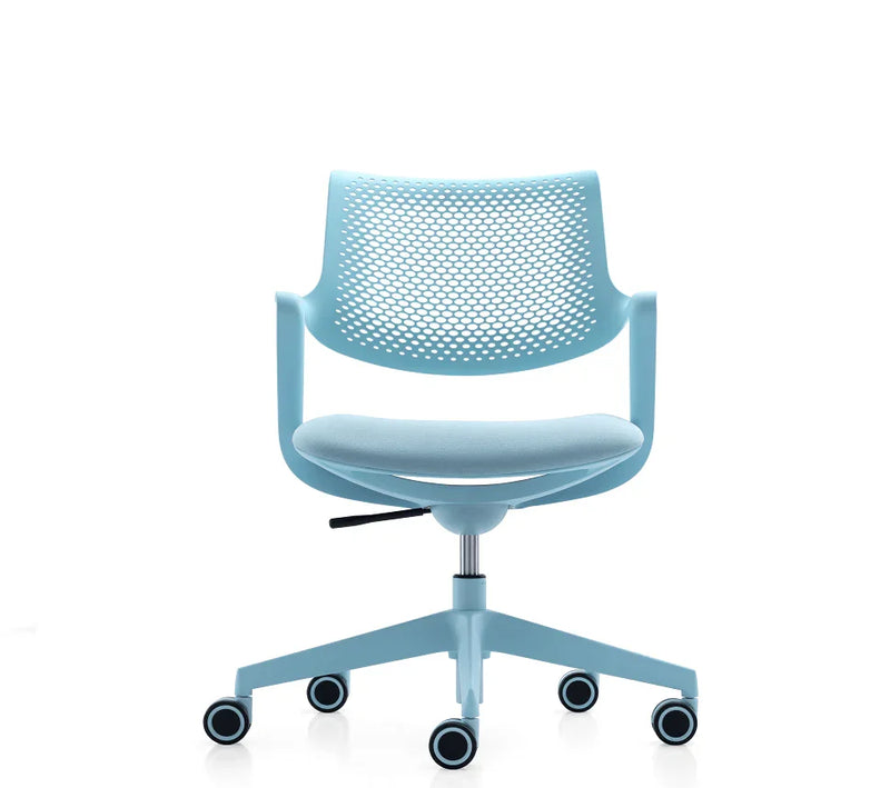 Lichtblauwe design bureaustoel met wieltjes en geperforeerde rug, modern kantoormeubilair