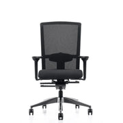 Zwarte ergonomische bureaustoel met netrugleuning en armleuningen, kantoormeubilair