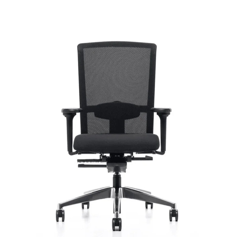Zwarte ergonomische bureaustoel met netrugleuning en armleuningen, kantoormeubilair