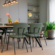 Tafel Bridge en groene Forza stoelen met zwart frame