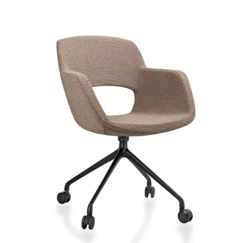 Design bureaustoel met stoffen bekleding en zwart metalen onderstel op wielen