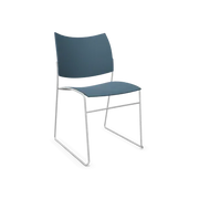 Casala Curvy moderne stapelbare vergaderstoel met blauw zitvlak en metalen frame, kantoormeubilair