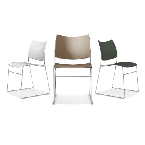 Set van drie moderne Curvy stapelstoelen met metalen frame, ideaal voor kantoorinrichting