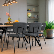 Forza stoelen met donkergrijze bekleding in huiselijke setting