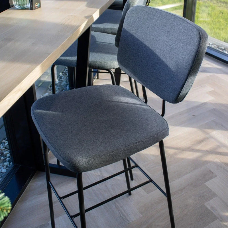 Moderne grijze barkruk Forza met metalen frame aan houten kantoortafel in lichte kantoorruimte